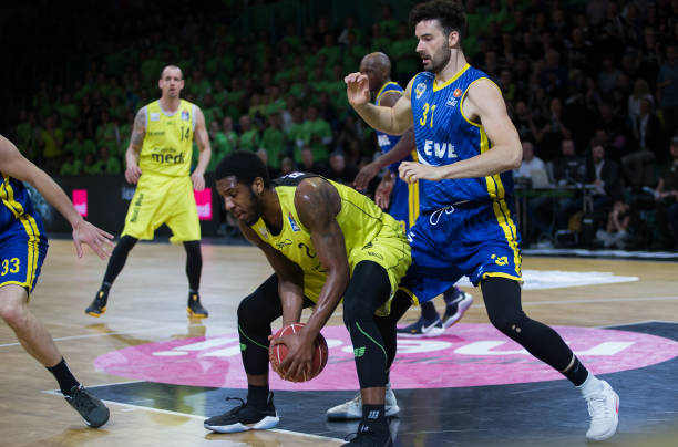 名20岁左 名20岁左